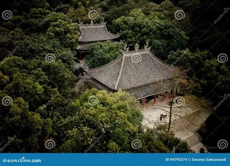  白雲寺、歴史と自然が織りなす壮麗な景色！