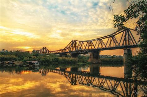  Long Bien Bridge: 奇跡の建築物とハノイの歴史を体感！