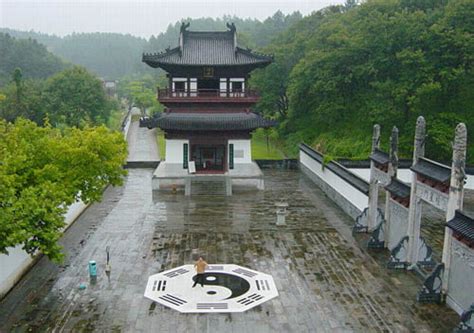 龍虎山！古代の寺院建築と壮大な自然景観が織りなす神秘的な空間！