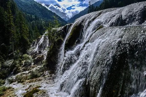  九寨溝！神秘の滝とエメラルドグリーンな湖が織りなす絶景へようこそ！